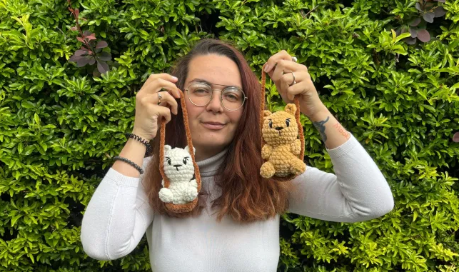 Un mini ours suspendu sur une balançoire avec Amandine !